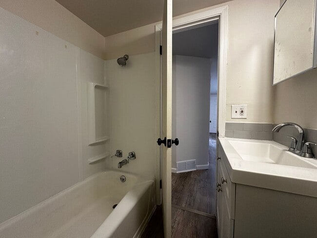 Building Photo - Recently Renovated 3 Bedroom 1 Bath Single...