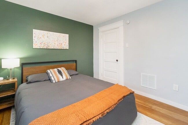 Building Photo - 3 BED · 1.5 BATH · MODERN INDUSTRIAL · AVA...