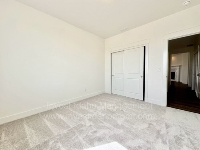 Building Photo - Beautiful 1 year old home available now!