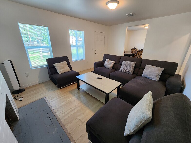 Building Photo - 9682 Sunland Blvd