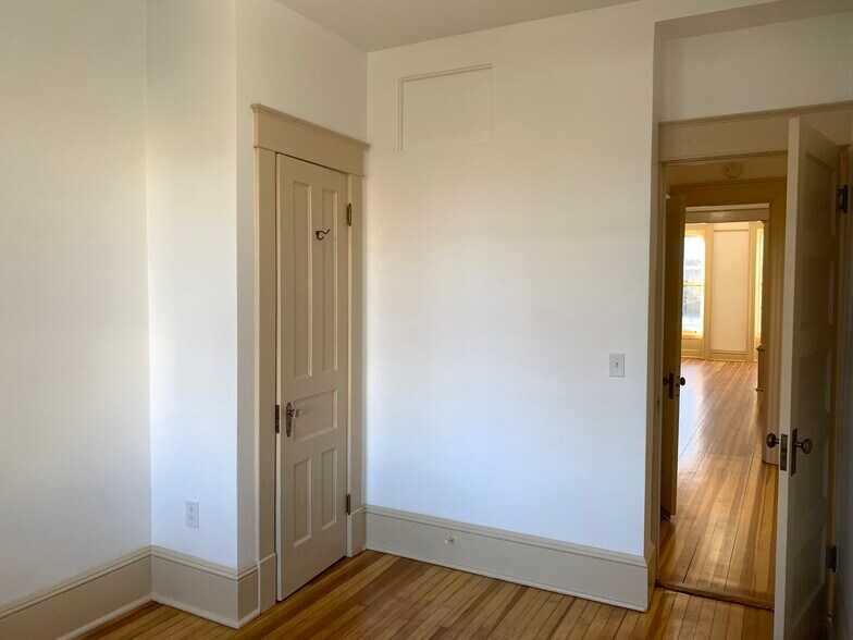 Building Photo - 292 Lark St