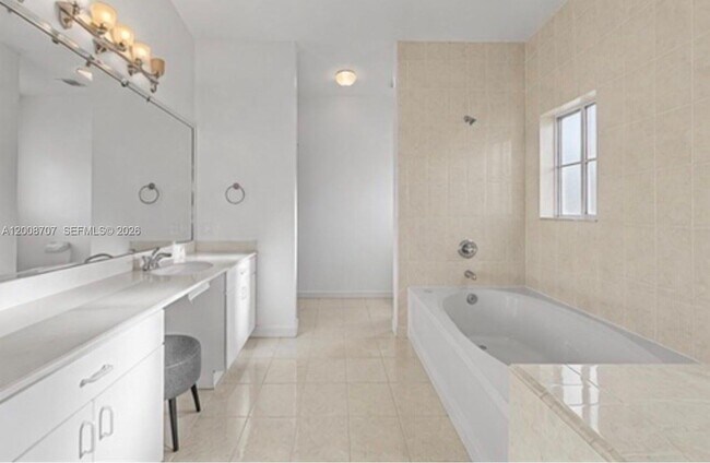 Building Photo - 2609 NE 42nd Ave