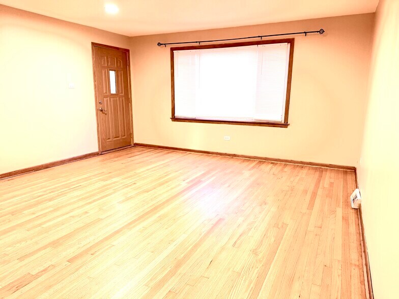 Spacious living room - 12416 S 44th Ct