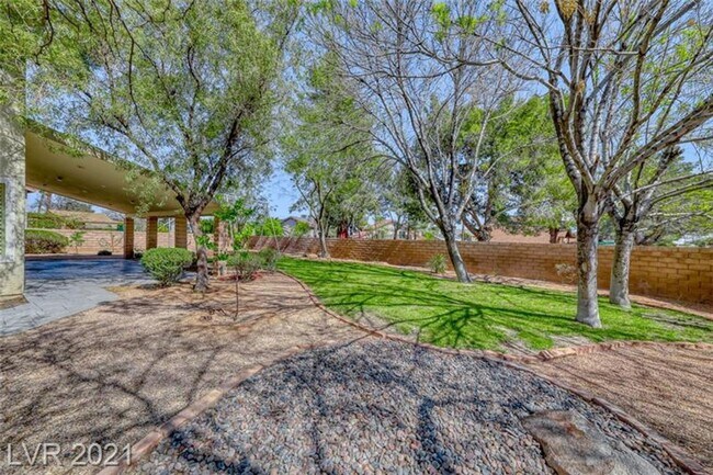 Building Photo - Gorgeous 4 bedroom home with large corner ...