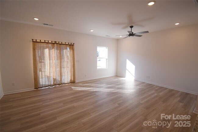 Building Photo - 752 Kitfox Dr NW