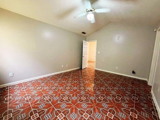 Building Photo - 5410 Twin Lakes Dr