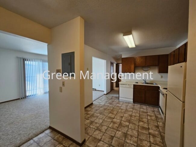 Building Photo - 2 Bedroom top floor with balcony