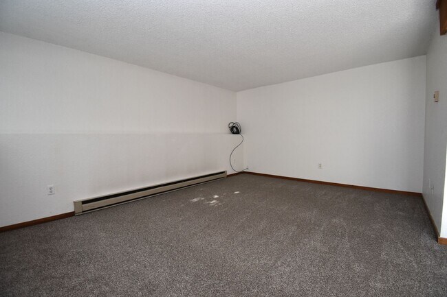 Building Photo - Ground Level 2 Bed Apartment in Great Loca...
