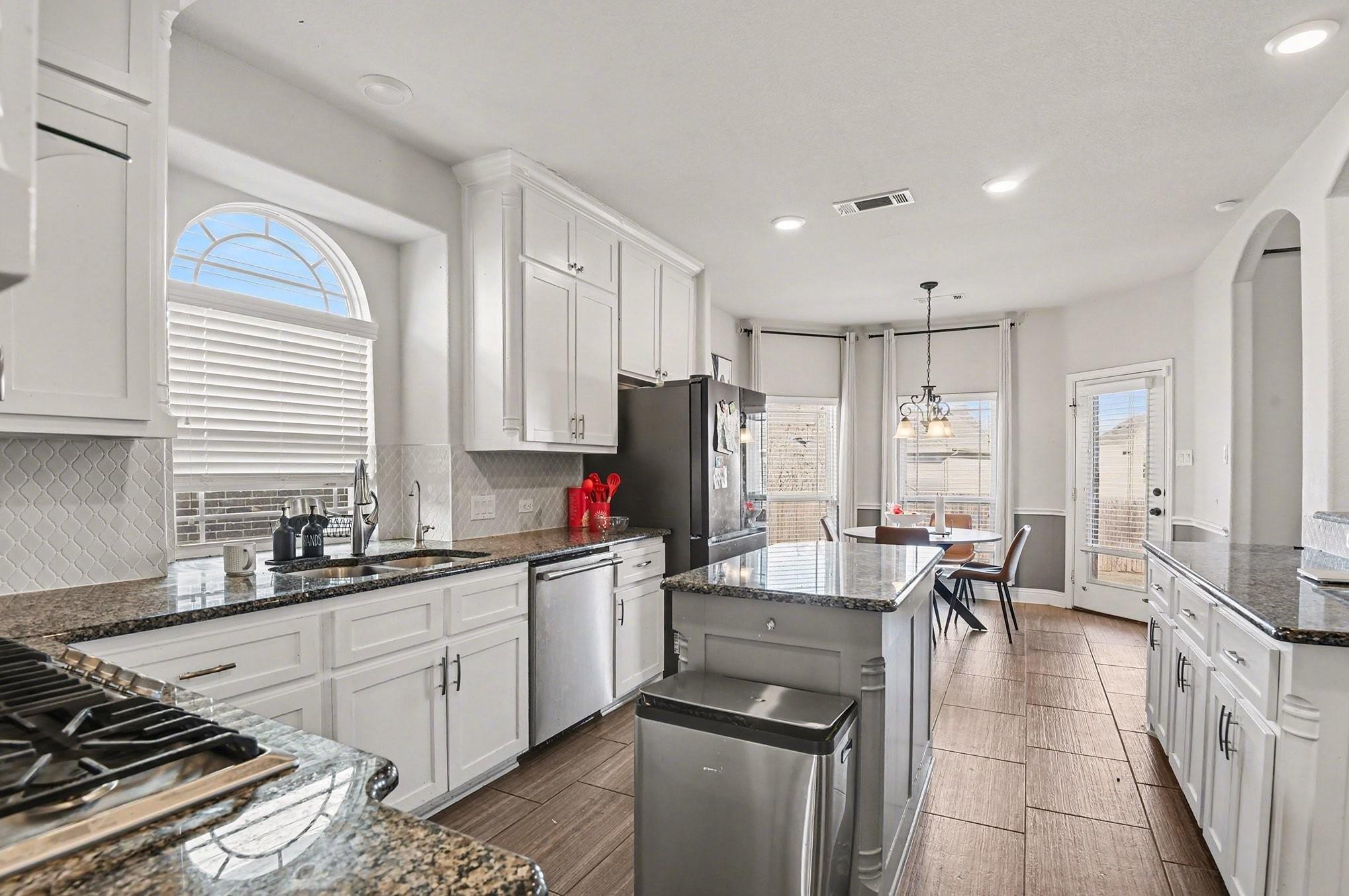 Building Photo - 6116 Cooper Creek St