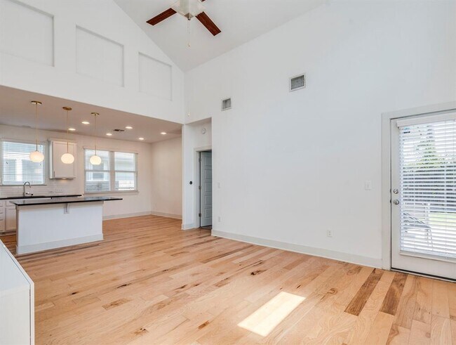 Building Photo - 2309 Hermia St