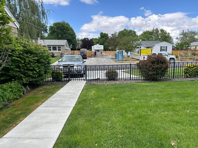 Building Photo - NEW LISTING In Desirable N. Richland Neigh...