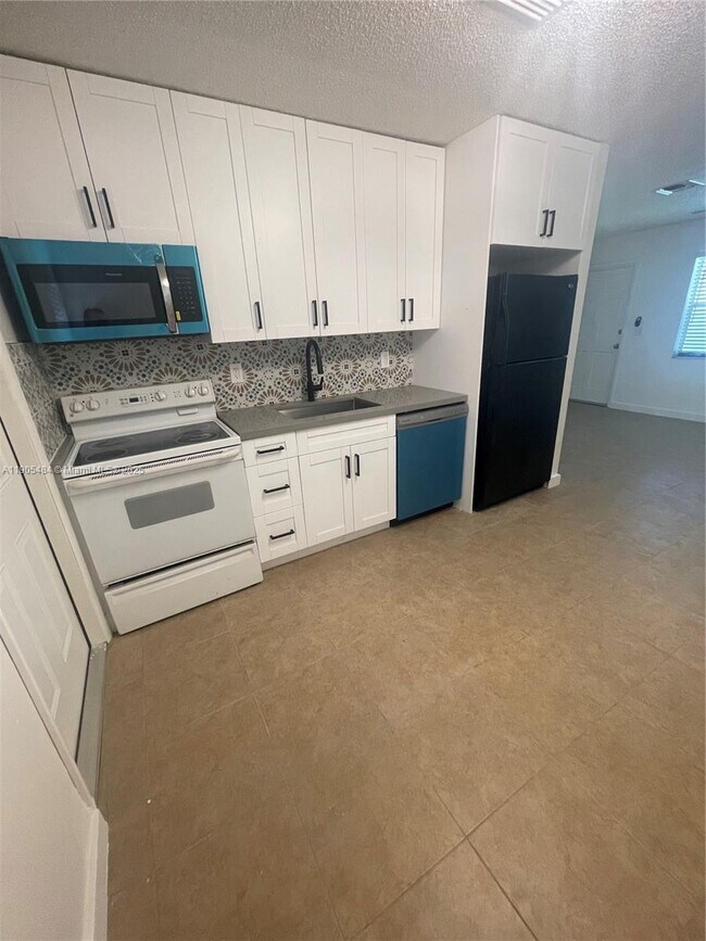 Building Photo - 2884 SW 19th Pl