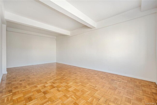 Building Photo - 525 Bronxville Rd