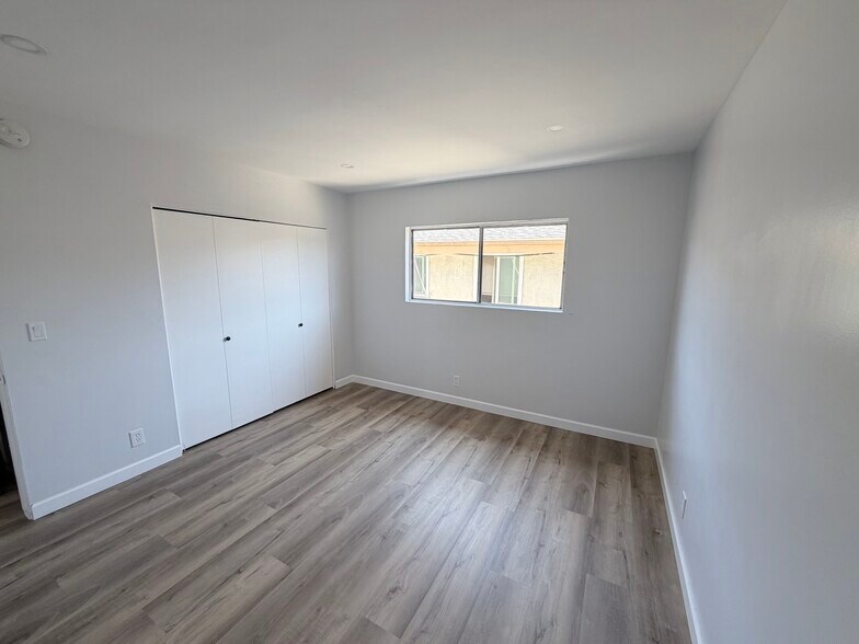 Building Photo - 1223 N Kingsley Dr
