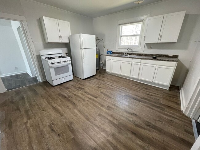 Building Photo - 2 bedroom bungalow in convenient Hillsboro...