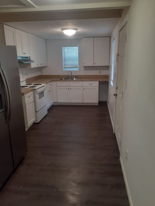 Building Photo - 306 Celery Ave S
