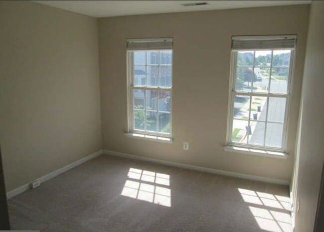 Building Photo - Beautiful 3 Bed 2 Bath 2 Half Bath Brick T...