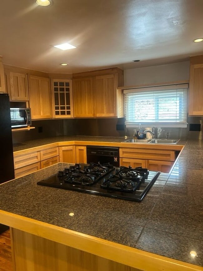 Building Photo - 3 Bedroom, 1 Bath home located in Glenwood Springs.