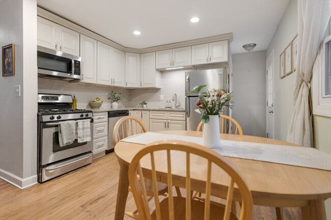 Building Photo - 328 S 14th St