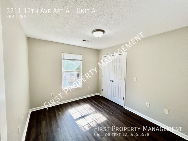 Building Photo - Newly Renovated 3Bed/2Bath Duplex: Central...