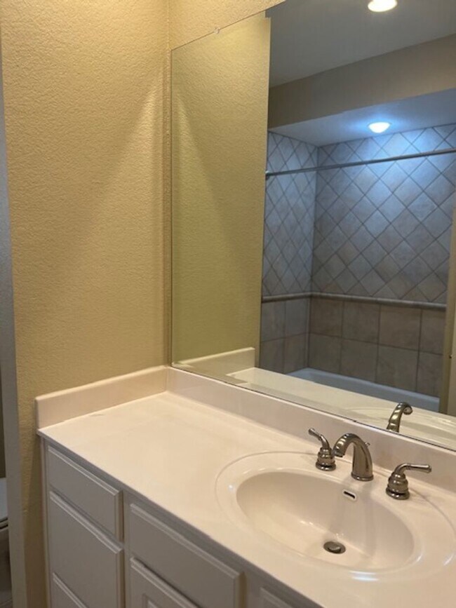 Building Photo - Beautiful 2 Bedroom 2 Bath condo in George...