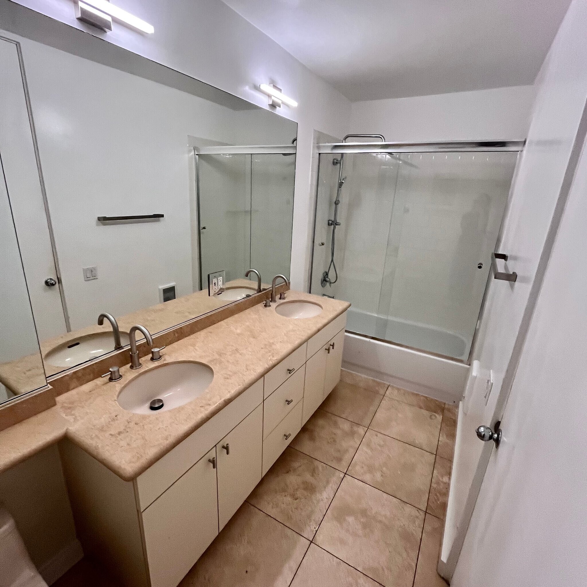 Building Photo - 330 S Barrington Ave