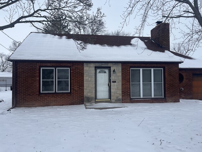 Primary Photo - 909 E Maywood Ave