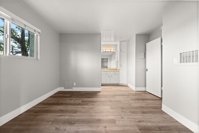 Building Photo - 10990 Del Norte St