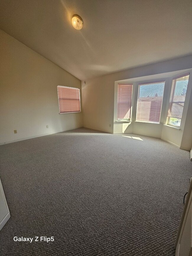 Building Photo - 4 BD 2 BATH HOME IN A GREAT NEIGHBORHOOD
