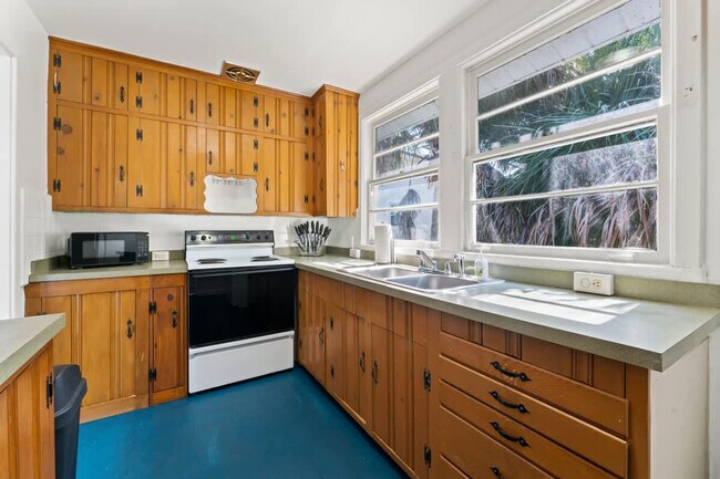Building Photo - 215 Oleander St