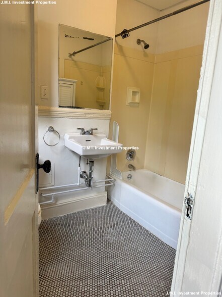 Building Photo - 90 Brainerd Rd