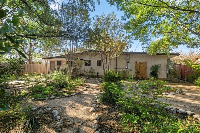 Building Photo - 3210 Bruce Dr