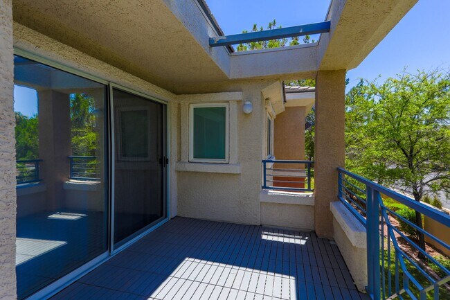 Building Photo - Beautiful 2 Bedroom With 2 Car Garage Summ...