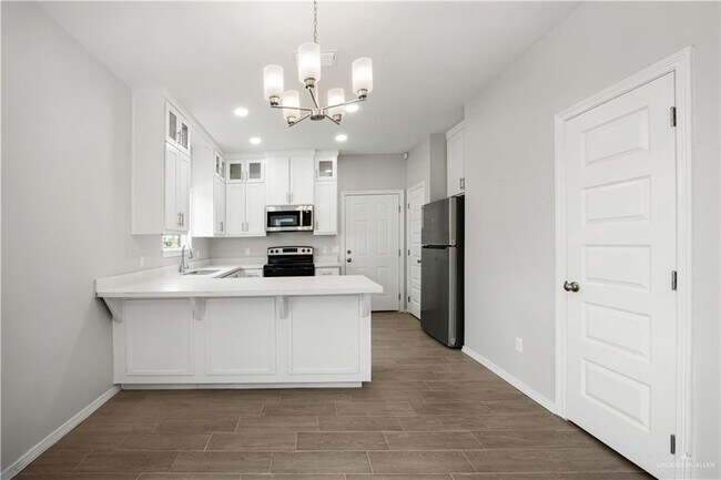 Building Photo - 845 Deluxe St