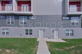 Building Photo - 1518 S Razorback Rd