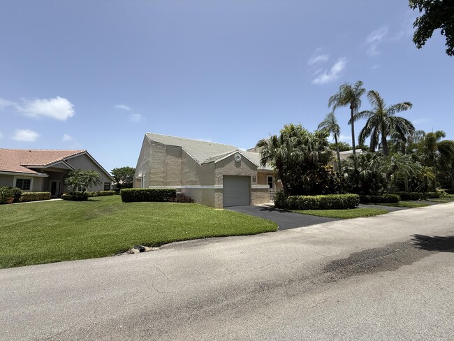 Building Photo - 225 N Lakeshore Dr