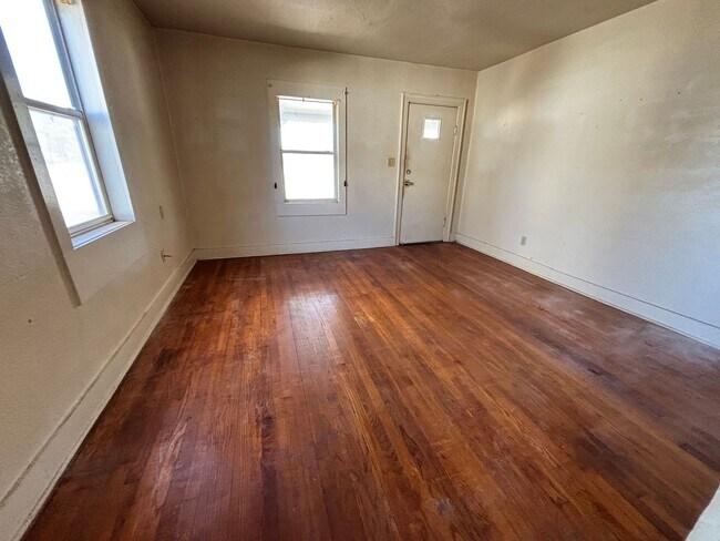 Building Photo - 2-Bedroom, 1-Bathroom Duplex with central heat and air