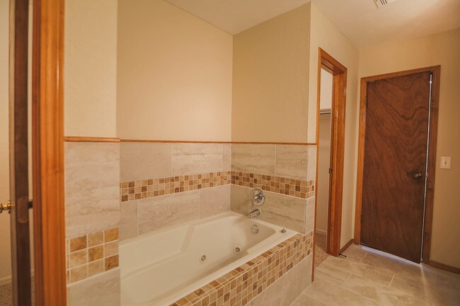 Building Photo - 6000 SE 86th St