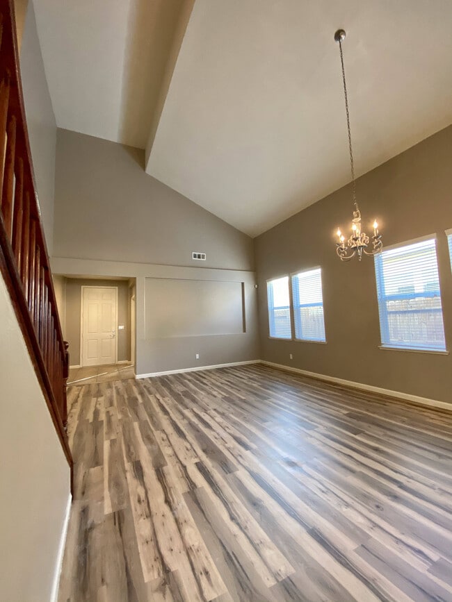 Building Photo - 1001 La Paloma St