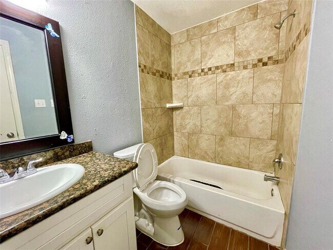 Building Photo - 1102 Beecroft Dr