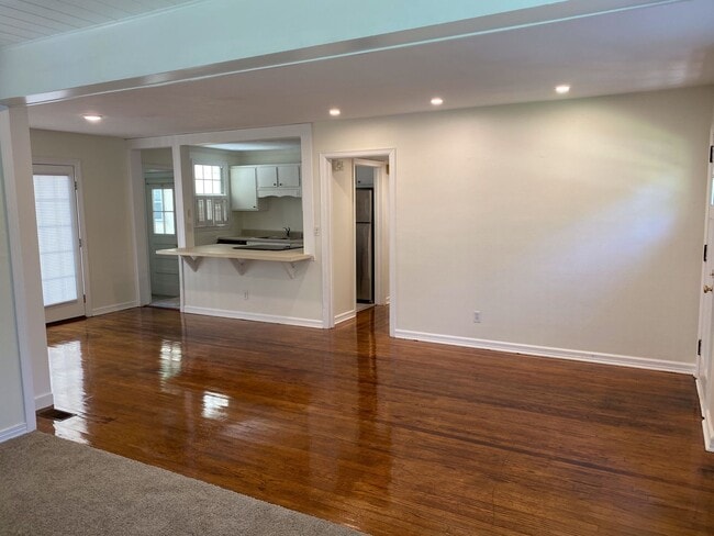 Building Photo - MIDTOWN LOCATION - 2bd/1ba with large yard and washer/dryer