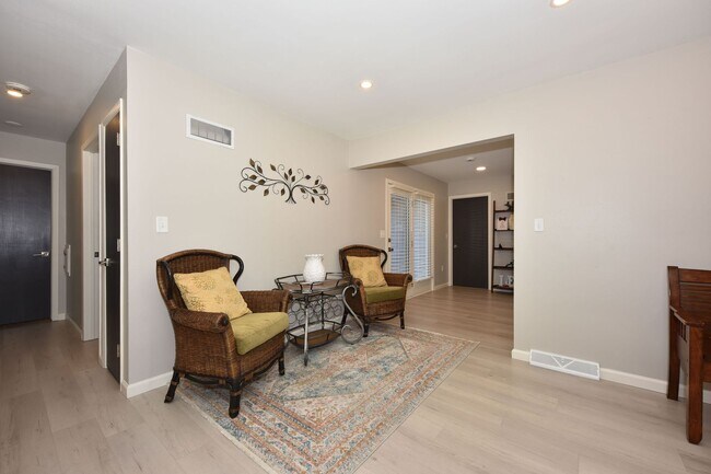 Building Photo - Furnished Mequon 4 bedroom ranch
