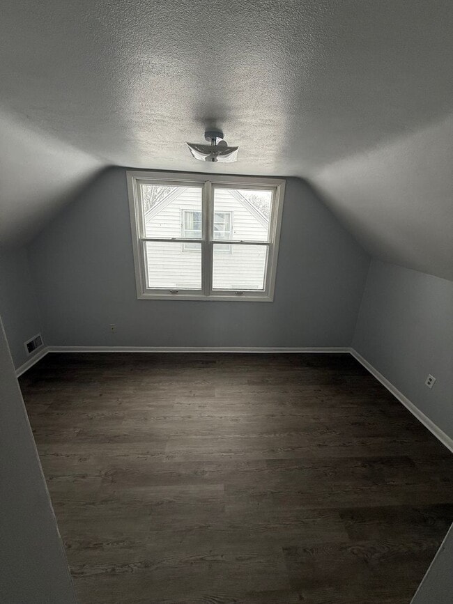 Building Photo - 4 Bedroom / 1 Bathroom House