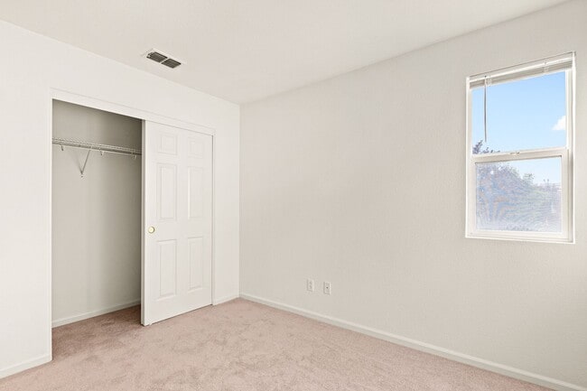 Building Photo - Modern 4 Bed Home with Office, AC, Garage,...