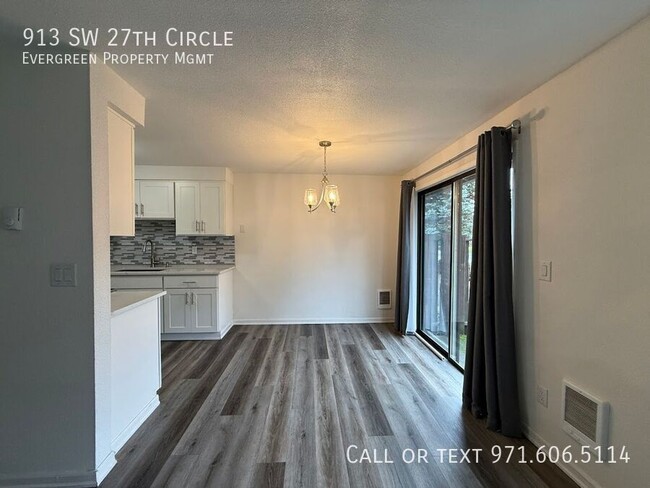 Building Photo - 913 SW 27th Cir