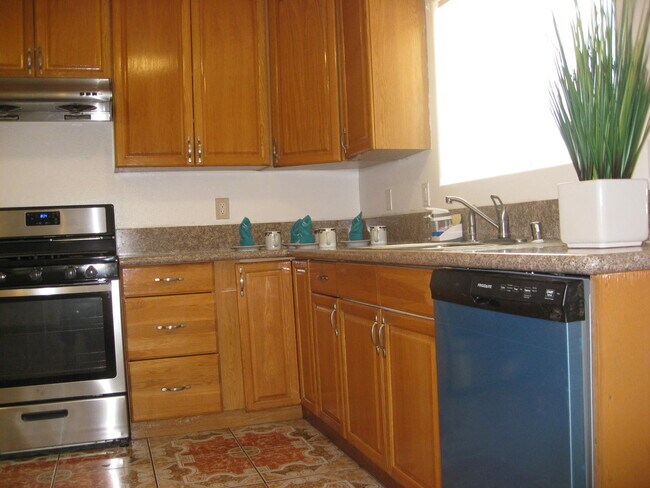 Building Photo - 9266 Cypress Ave