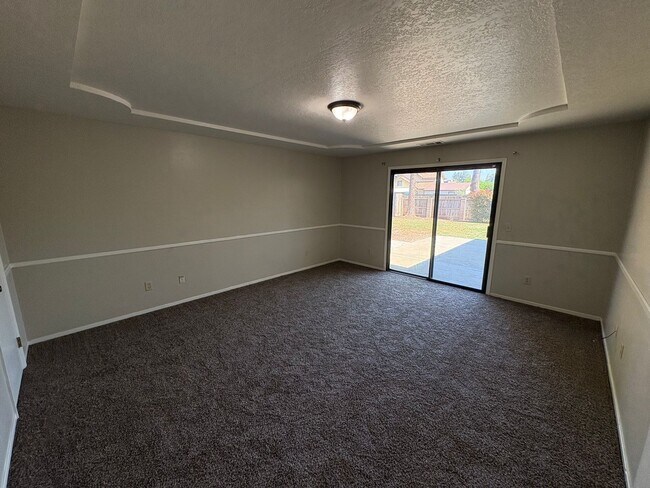 Building Photo - SW Visalia Home Available Now!!