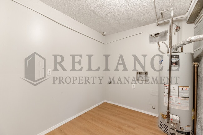 Building Photo - 2202 S White Oak Dr