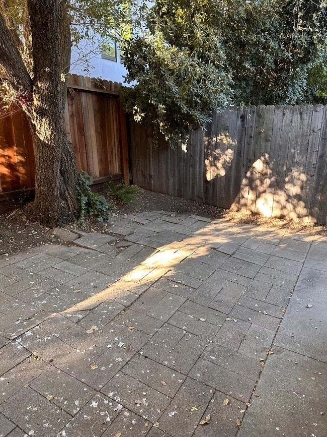 Building Photo - Charming House Located Steps From UCD