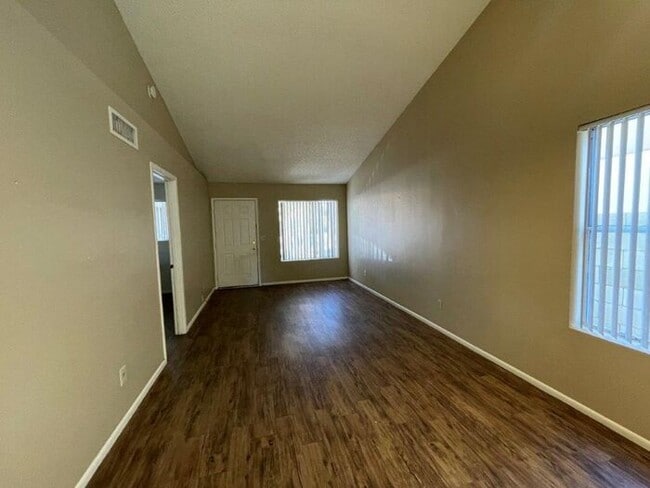 Building Photo - 3221 E Crescent Ave